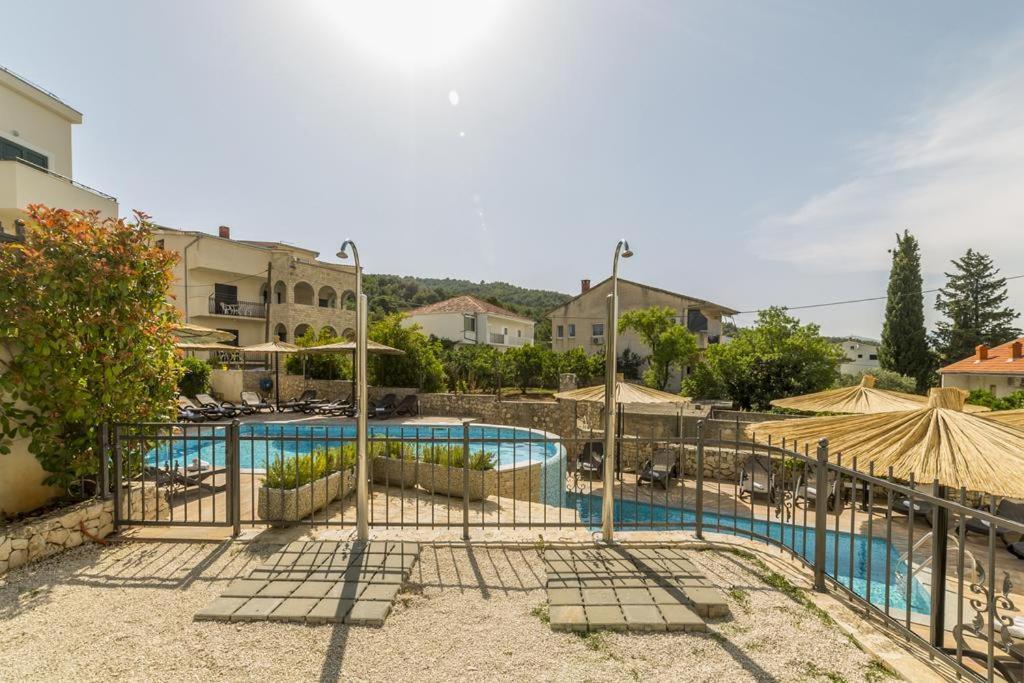 Apartment Emily Слатине Экстерьер фото